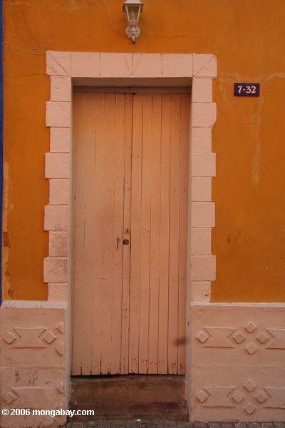 Orange Tür in Cartagena