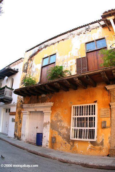 Fisheye Ansicht eines bunten Gebäudes in altem Cartagena