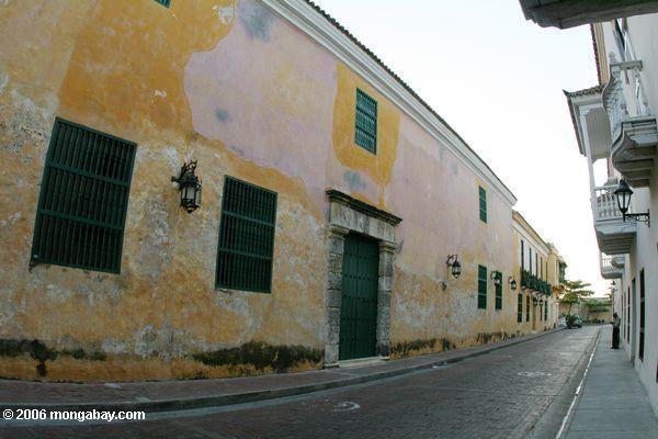 Fisheye Ansicht einer schmalen Straße in altem Cartagena