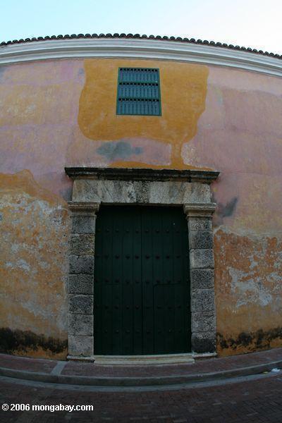 Foto distorcida do fisheye de uma porta em Cartagena velho