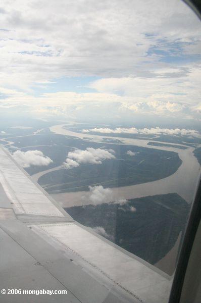 Luftaufnahme des Amazonas als sie bildet den Rand zwischen Kolumbien und Peru nahe Leticia