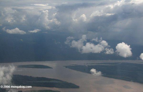 アマゾンの川の上からの眺め