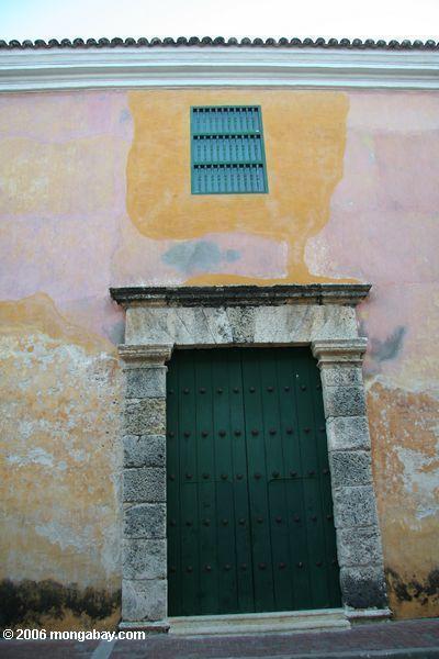 Bunte Tür in altem Cartagena