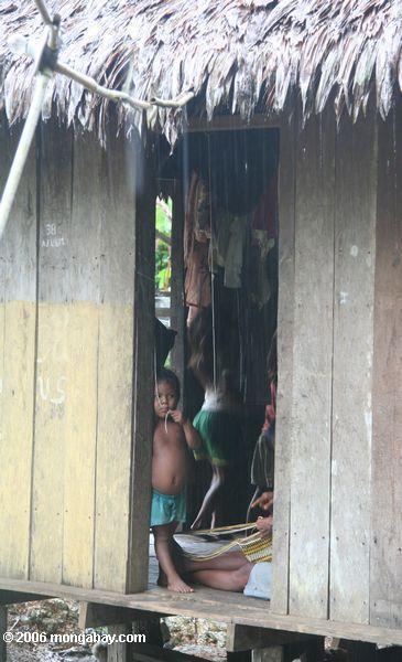 Ticuna Kind in einem Eingang einer Hütte in San Martin