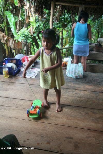 Ticuna Kind, das mit einem Plastikspielzeug Leticia-Amazonas
