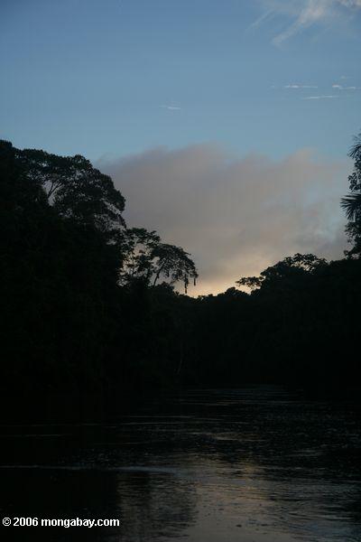 Amacayacu Fluß am Sonnenuntergang