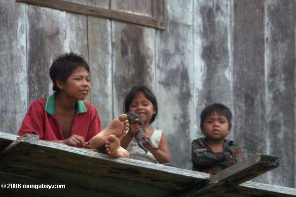 Ticuna Kinder von San Martin spielend mit einem jungen Nagetier
