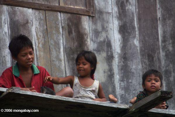 Ticuna Kinder, die mit einem Haustiernagetier Leticia-Amazonas