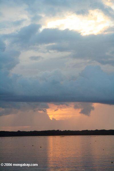 Sonnenuntergang über dem Amazonas Fluß