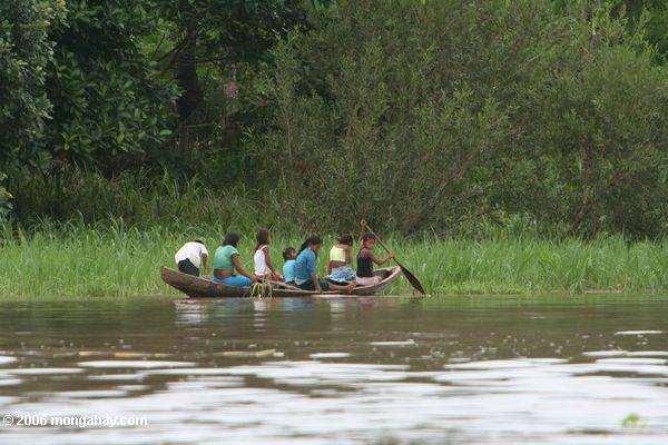 ローカルの女の子は、アマゾンの丸木舟パドリングのグループ