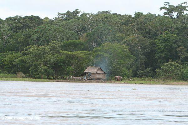 Hölzernes Haus entlang dem Amazonas Fluß