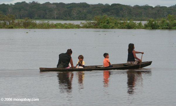 Mütter und Söhne in einem Dugout auf dem Amazonas