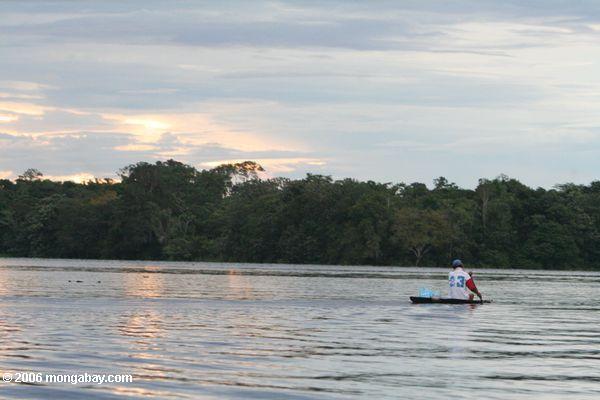 Sonnenuntergang über dem Amazonas nahe Puerto Nariño
