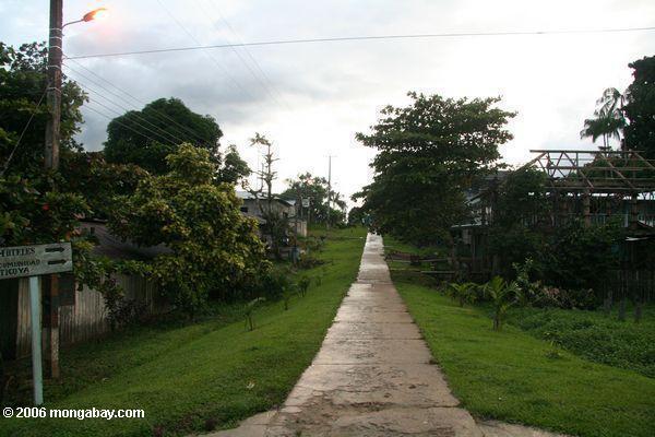 Eine Hauptstraße in Puerto Nariño, eine ökologisch-empfindliche Stadt im Amazonas rainforest von Kolumbien