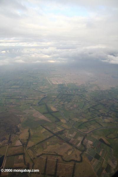 Flugzeugansicht der kolumbianischen Landschaft außerhalb Bogotas
