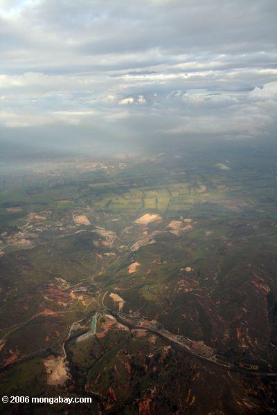 Flugzeugansicht des Bergbaus nahe Bogota