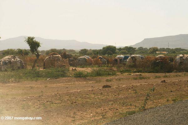 Turkana aldea fuera de Kakuma - Turkana aquí el uso de basura como un material de construcción
