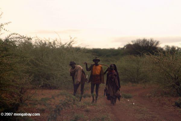 Turkana auf dem Weg in Richtung Nanam