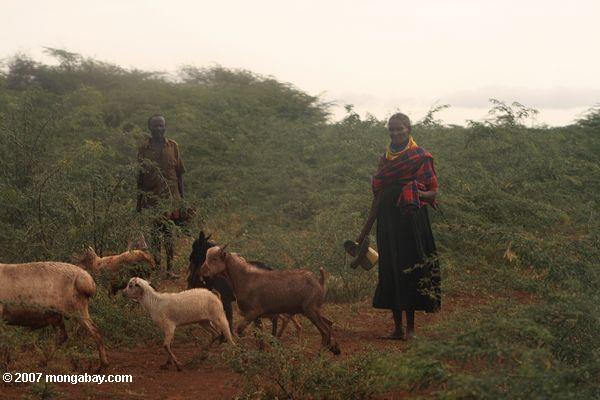 Turkana pastores en el camino hacia Nanam