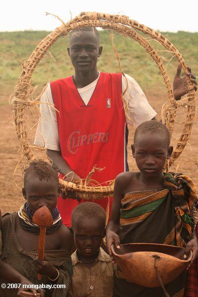 Young Turkana exploração itens domésticos