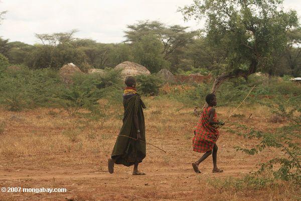 Turkana mère et son fils marcher vers Loki