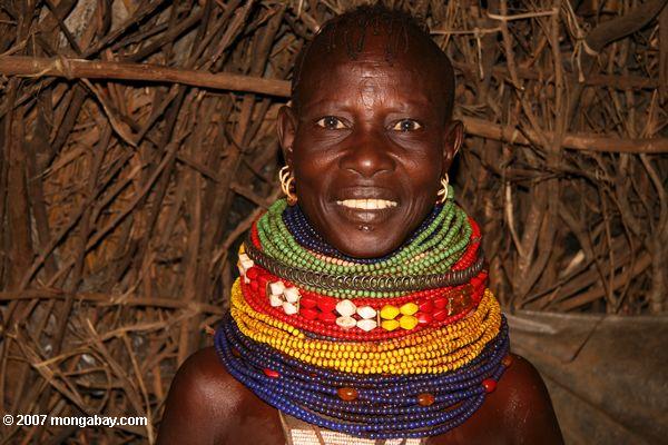 Turkana mulher dentro de sua casa