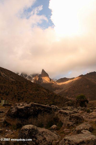 Mt Kenya à la lumière du soleil