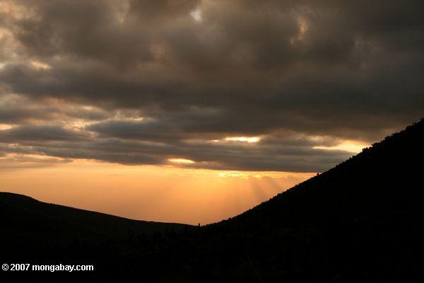 Sonnenuntergang auf dem Berg. Kenia, von dem aus man MacKinder Hütte