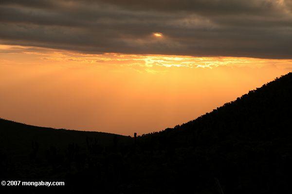 Puesta de sol en Mt. Kenya, visto desde MacKinder la choza
