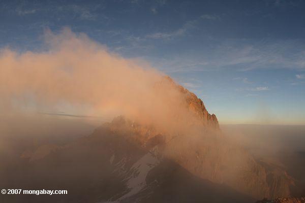 Mt. Kenya envuelto en las nubes en la madrugada