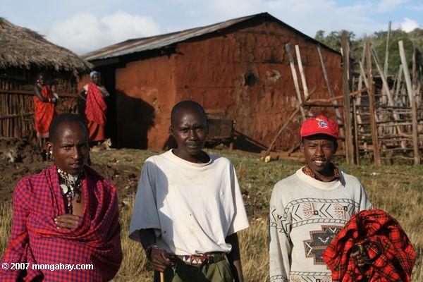 молодых мужчин в loita-purko деревне недалеко loita холмы