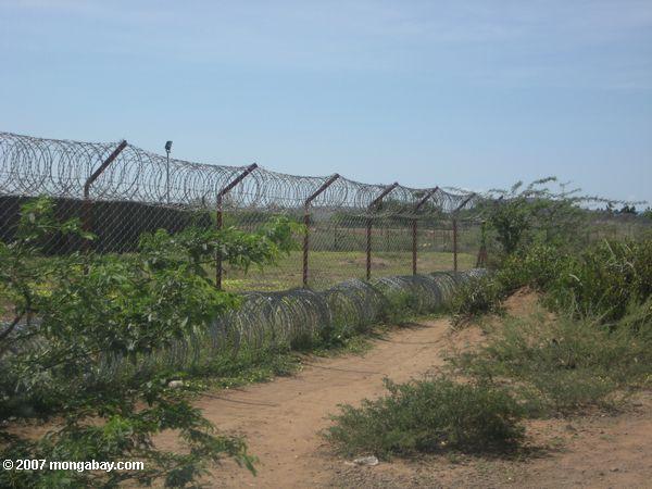 Забор вокруг комплекса ООН на Какуме лагере беженцев