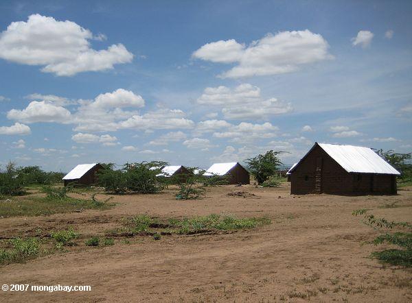 カクマ難民キャンプで難民のための新しい家