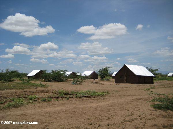 металлической крышей дома беженцев в Какуме лагерь