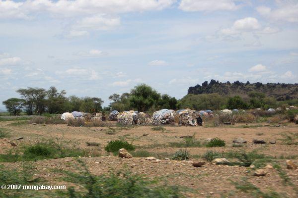 turkana травой хижины увеличить с помощью мешков с Какуме лагере беженцев