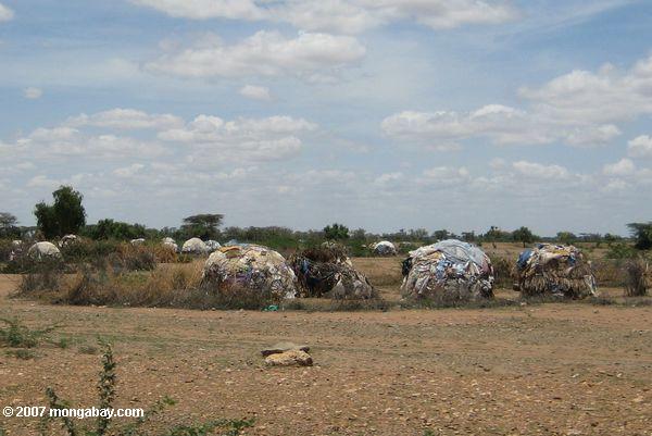 Turkana herbe huttes augmenté avec l'aide de sacs camp de réfugiés de Kakuma