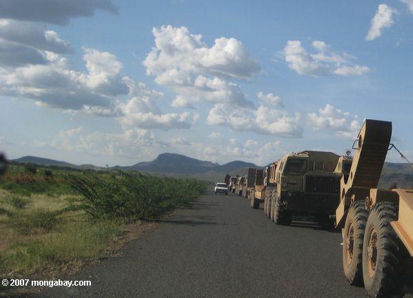 鉱業は、スーダン南部への主要道路に並ぶvechicles