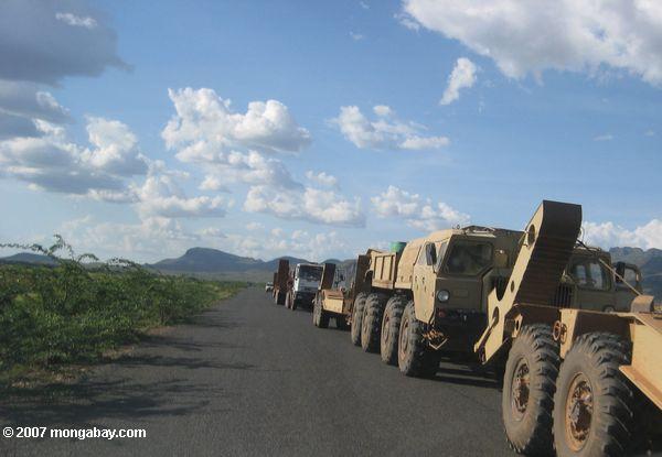 строительное оборудование и vechicles выложены на дороге, ведущей в южные районы Судана