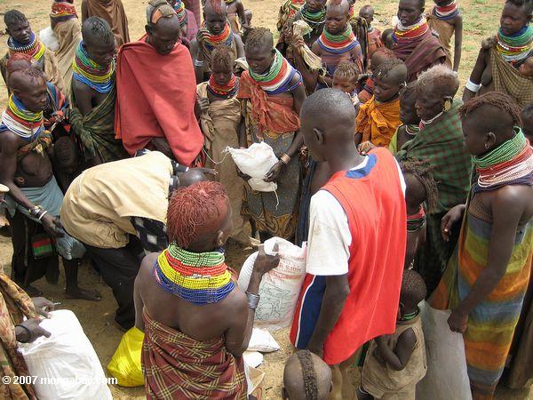 La distribution de denrées alimentaires à Turkana près Nanam