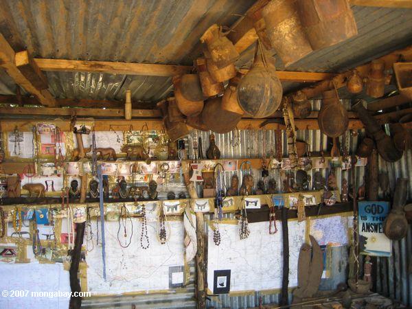 伝統的な手工芸品を販売しトゥルカナ族店