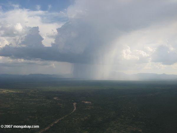 ケニアとスーダンの間には男の土地以上の雨