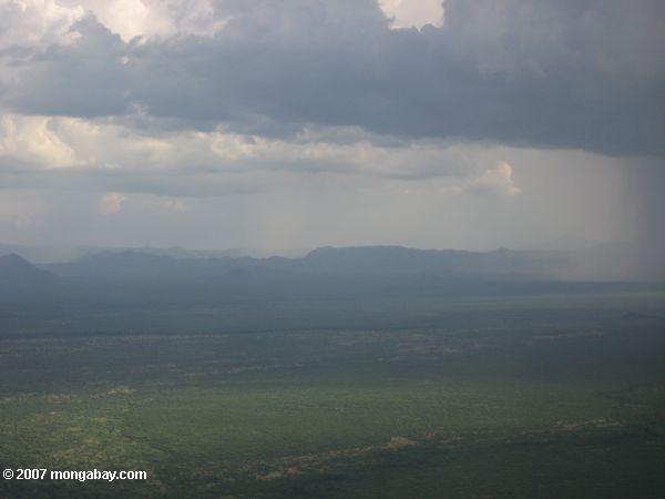ケニアとスーダンの間には男性の土地の上からの眺め