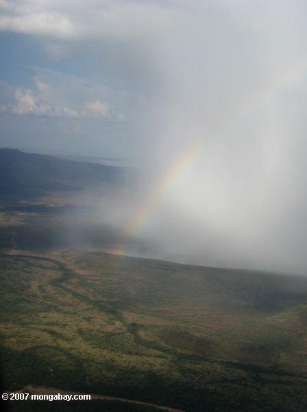 ケニヤ北部で暴風雨とlokichoggio上に虹