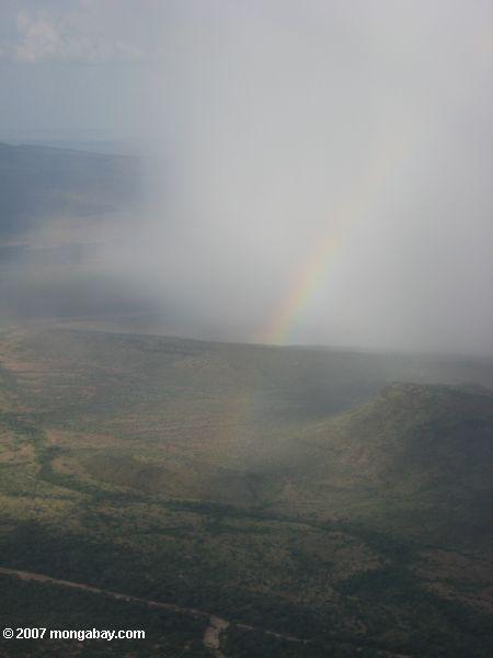 Vista aérea de un arco iris cerca de Lokichoggio