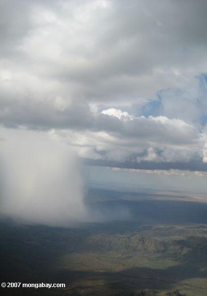 Vista aérea de una lluvia en el norte de Kenya