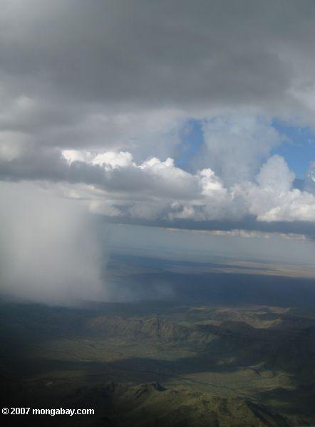 Vista aérea de una tormenta de truenos en el norte de Kenya