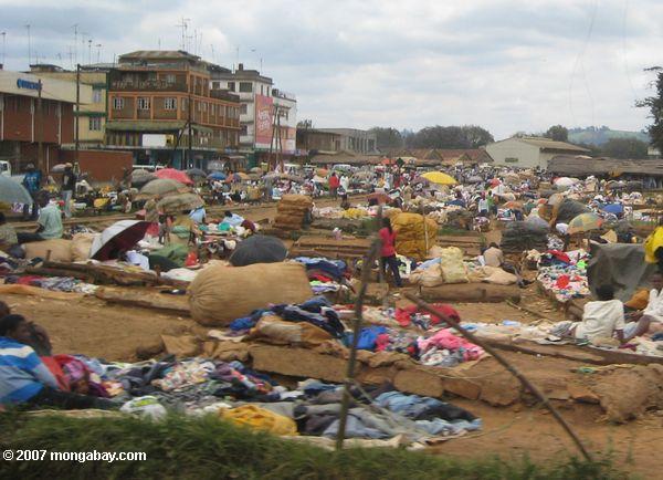 Mercado a lo largo de un ferrocarril en Kenya