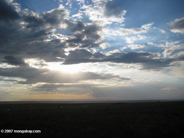 Masai Mara Safari matatus bei Sonnenuntergang