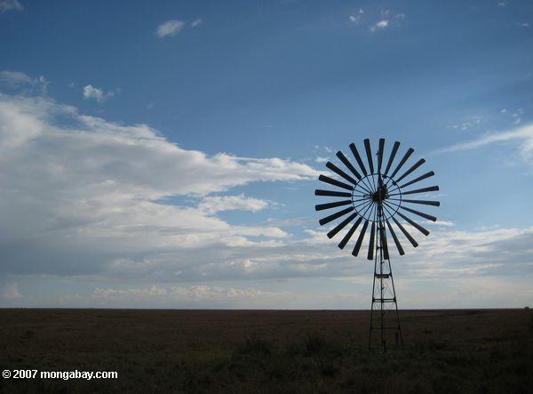 アフリカサバンナに水ポンプの風力発電