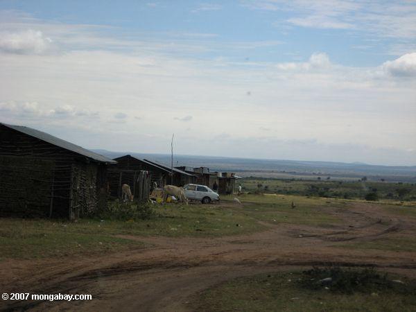 Modern Maasai aldea cerca de la entrada de Maasai Mara